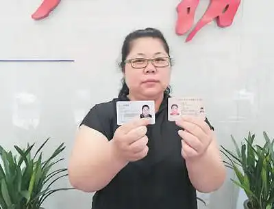 的台胞陈筱薇正在展示自己的台湾居民居住证和台湾居民来往大陆通行证