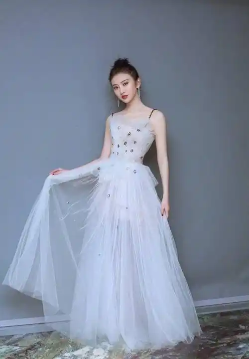 被景甜惊艳了,丸子头搭针织衫小黑裤,瘦出铅笔腿,却意外的时尚_造型