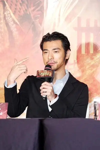 梁朝伟,金城武极近对望 让观众想入非非