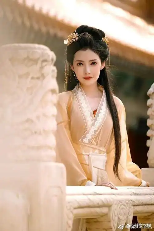 近两年的古风热潮,让我们欣赏到了很多惊艳的古装造型.