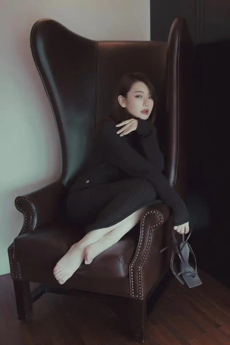 戚薇一身长袖针织裙,简直时尚与美丽共存,网友:长腿太夺目!