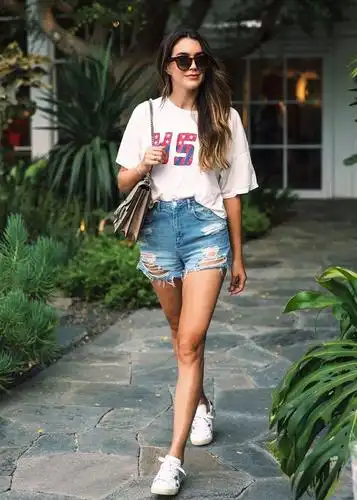 永不过时的白t恤多种穿法.