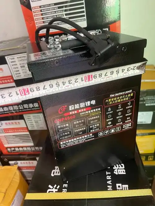 记者找到的"超能跑"锂电池实物图片除了电动车专卖店,记者又走访了一