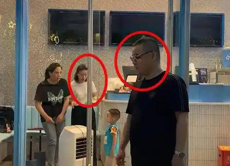 也许凯爸凯妈也没想到,总店又开了选址,居然有那么多粉丝前去开张.