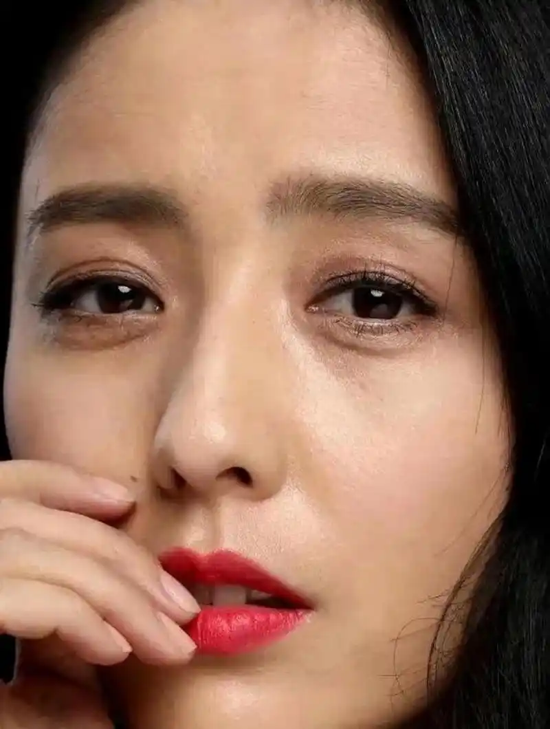 佟丽娅一直是娱乐中气质美女的典范,她有着充满异域风情的五官,皮肤