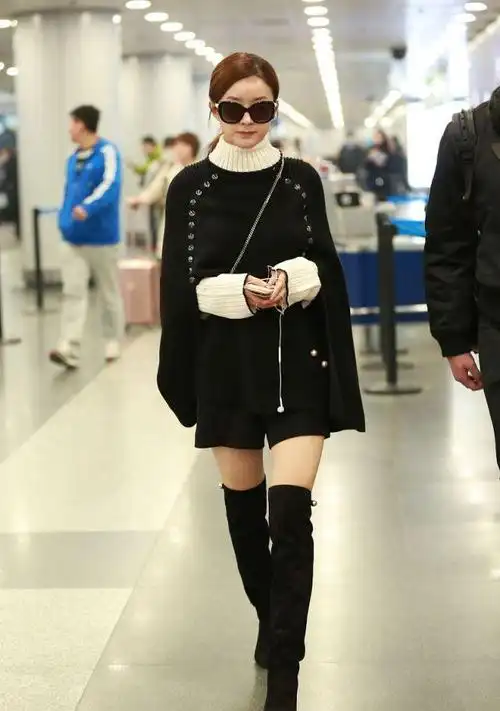 赵丽颖也有强势一面,黑色斗篷搭过膝长靴,"摩登女王范"十足