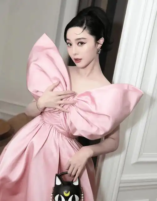 范冰冰在国外又封神胸前绑超大蝴蝶结变迪士尼小公主太娇嫩了