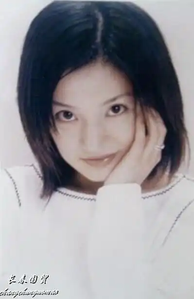 赵薇早年旧照曝光,模样青涩气质好,满脸胶原蛋白_品推资讯