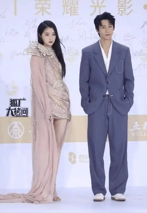 从两人的合照可以判断,魏晨183cm的官方身高应该是没水分的,毕竟站在