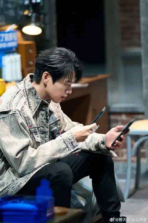 魏大勋探窗背影照