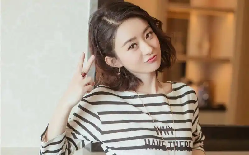 卷发清新的赵丽颖