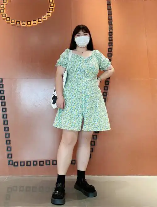 博主:锅巴身高:165cm 体重:180斤(减肥中)今天分享的是一件绿色碎花