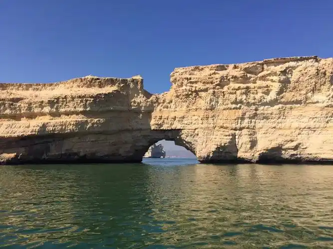 阿曼湾属阿拉伯海,海水清澈蔚蓝.