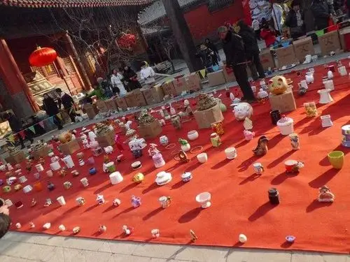 套圈的奖品令郎满目,让人看了就忍不住去尝试一下,每个人都抱着这种