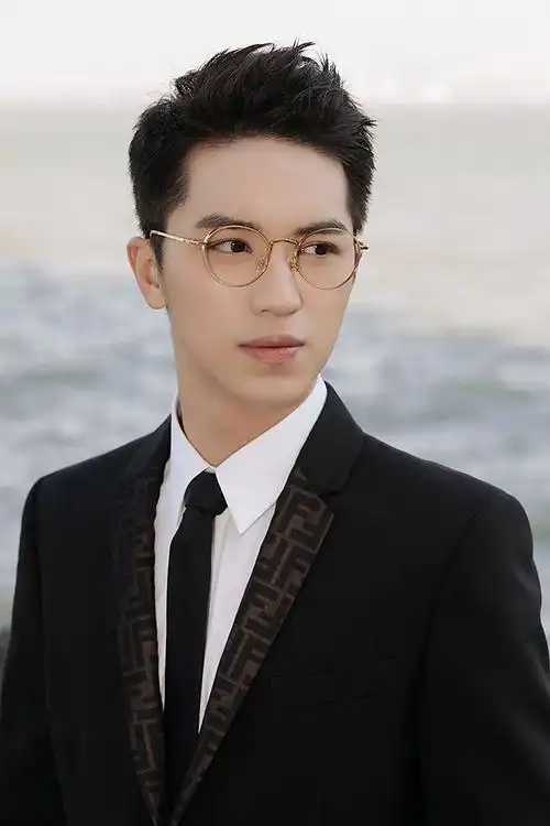 许魏洲亮相金鸡百花电影节 金丝眼镜演绎"斯文败类"风