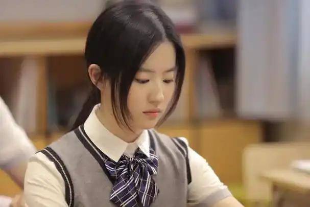 从《玫瑰的故事》穿梭时光,细数"仙女姐姐"刘亦菲的校服时刻