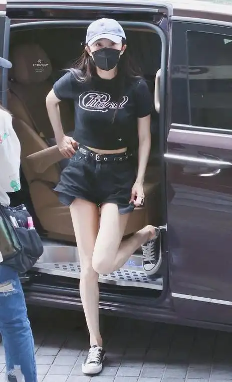 黑色露脐上衣搭配牛仔热裤,让杨幂的好身材一览无遗,黑色的露脐上衣只