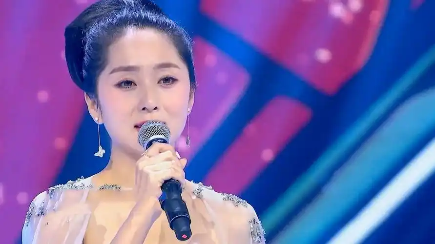 女儿情》  01:22  来源:好看视频-云飞老婆郭津彤冒雨献唱《女儿情》