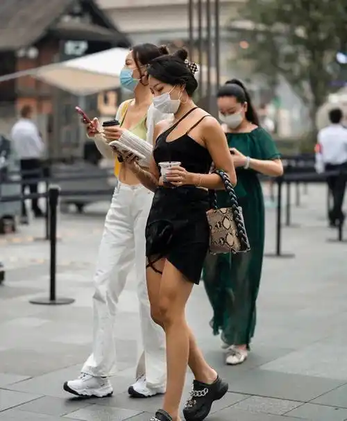 引发的太古里街拍风潮,满街都是穿着性感衣服的男女_摄影_时尚_成都