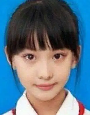 而看到张馨予的童年照片时才发现,小时候的张馨予真的是很美,尖尖的