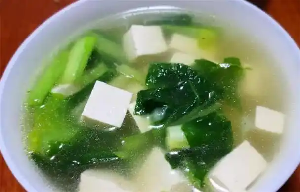 大厨教你做小白菜豆腐汤,常见食材简单做法,汤色乳白清淡鲜香