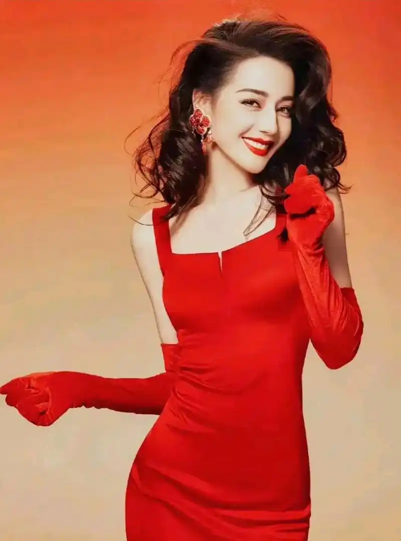 迪丽热巴很适合穿红色的礼服,衬得浓颜系的她美艳动人#一眼沦陷