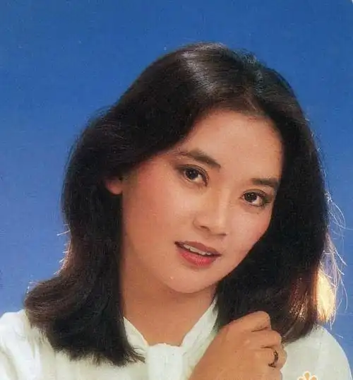 "霸王花"胡慧中近照曝光,盛装出镜向网友打招呼,63岁容颜未改