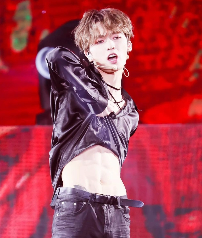 娱乐圈的肌肉大佬,权志龙抬手引尖叫,他的"巧克力"腹肌最诱惑