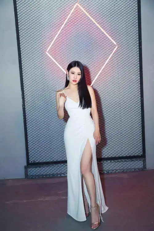 好身材就是要秀出来袁娅维穿吊带裙开叉开到大腿根太性感了