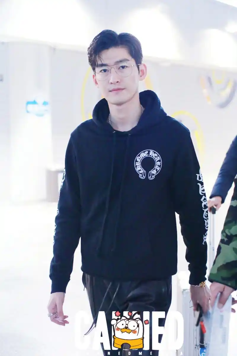 张翰机场街拍,对视两眼电力十足