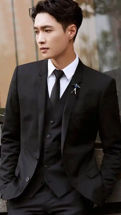 盘点男明星的各色西装造型 肖战王俊凯易烊千玺_黑色_绅士_气质