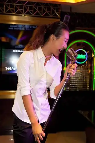 年轻女人在ktv唱歌