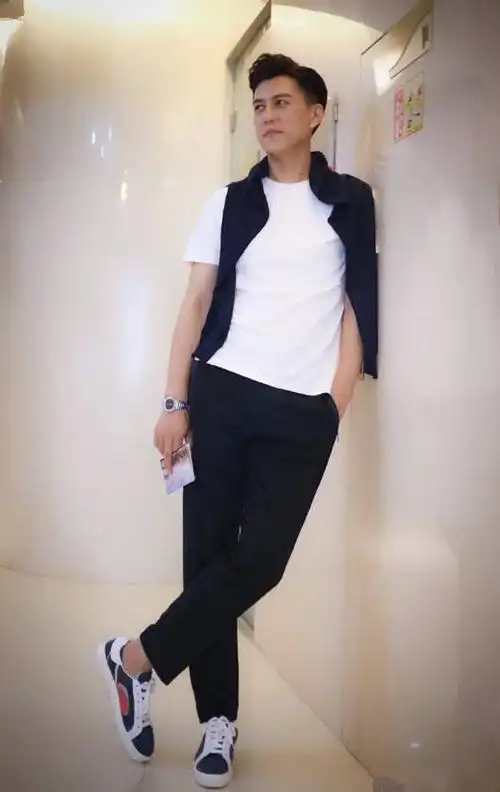 原创靳东又穿这件马甲走机场,这次内搭深色t恤,有男人味多了!