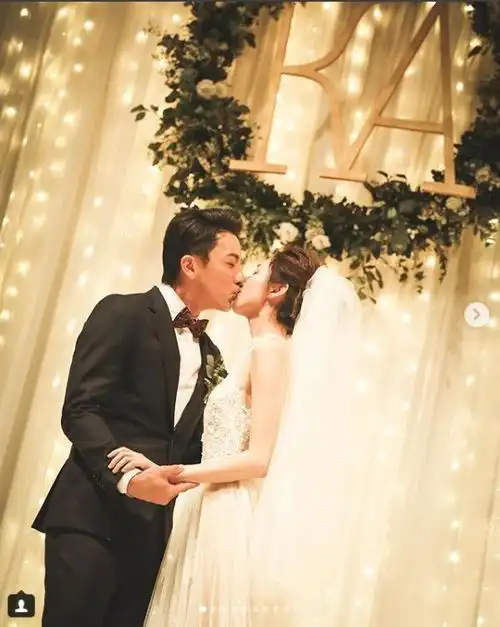 贾静雯修杰楷合体参加婚礼两人同框超恩爱相差九岁却无违和感