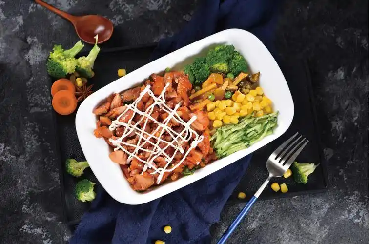 来一碗沙拉脆皮鸡饭!