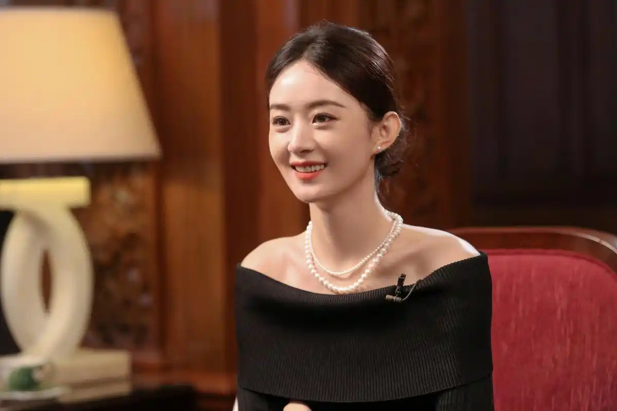 赵丽颖采访 珍珠项链配一字肩黑色上衣,温婉知性,"国泰民安"脸有了!