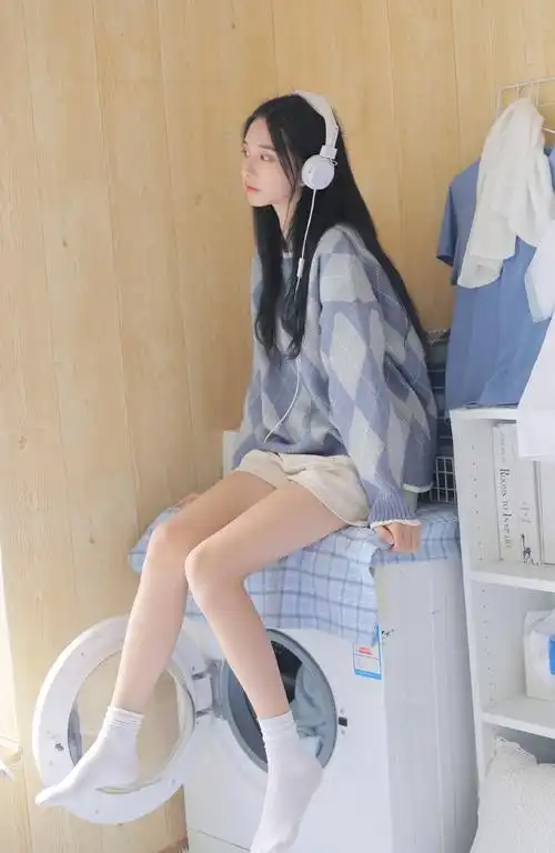 中分黑色长发温婉极品美女毛衣长腿私拍照片