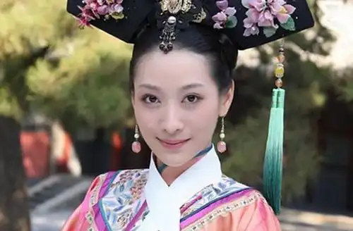 甄嬛传安陵容刚进宫带的蓝头绳为什么在临死之前再次戴上