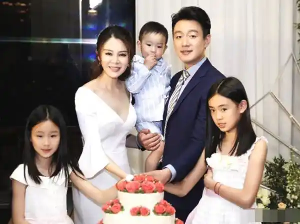 黄渤与太太罕见合体露面 女方少女味不输明星