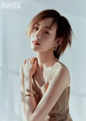 张钧甯都市丽人封面大片 诠释温柔坚韧女性力量