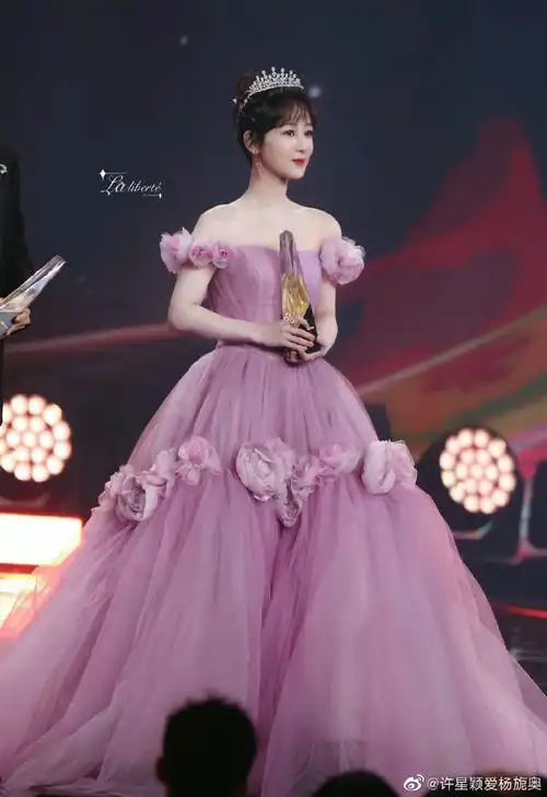 微博之夜杨紫##杨紫粉紫色缀花纱裙# 这. 来自许星颖爱杨旎奥 - 尾