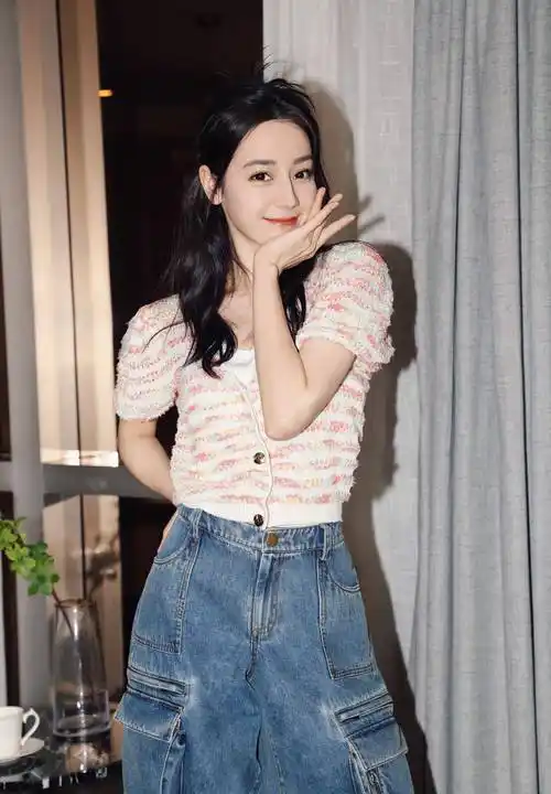 迪丽热巴五一节日服条纹针织工作服牛仔服清新时尚可爱可人_性格_个性