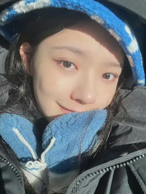 在各种平台公开给大家分享一些变美小技巧,也大方晒出自己的素颜照,而