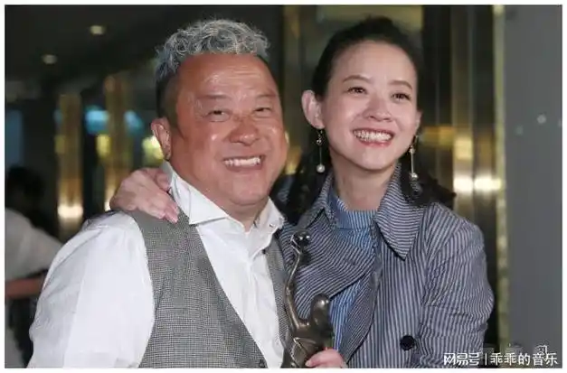 一丝不挂蹲马桶,全裸打视频,对女儿咸猪手,港星不简单|曾志伟|曾宝仪