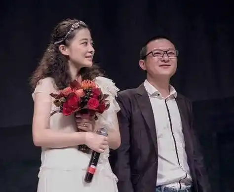 23岁搭档张国荣获封国际影后,2婚闪婚小3岁老公_梅婷_曾剑_婚姻