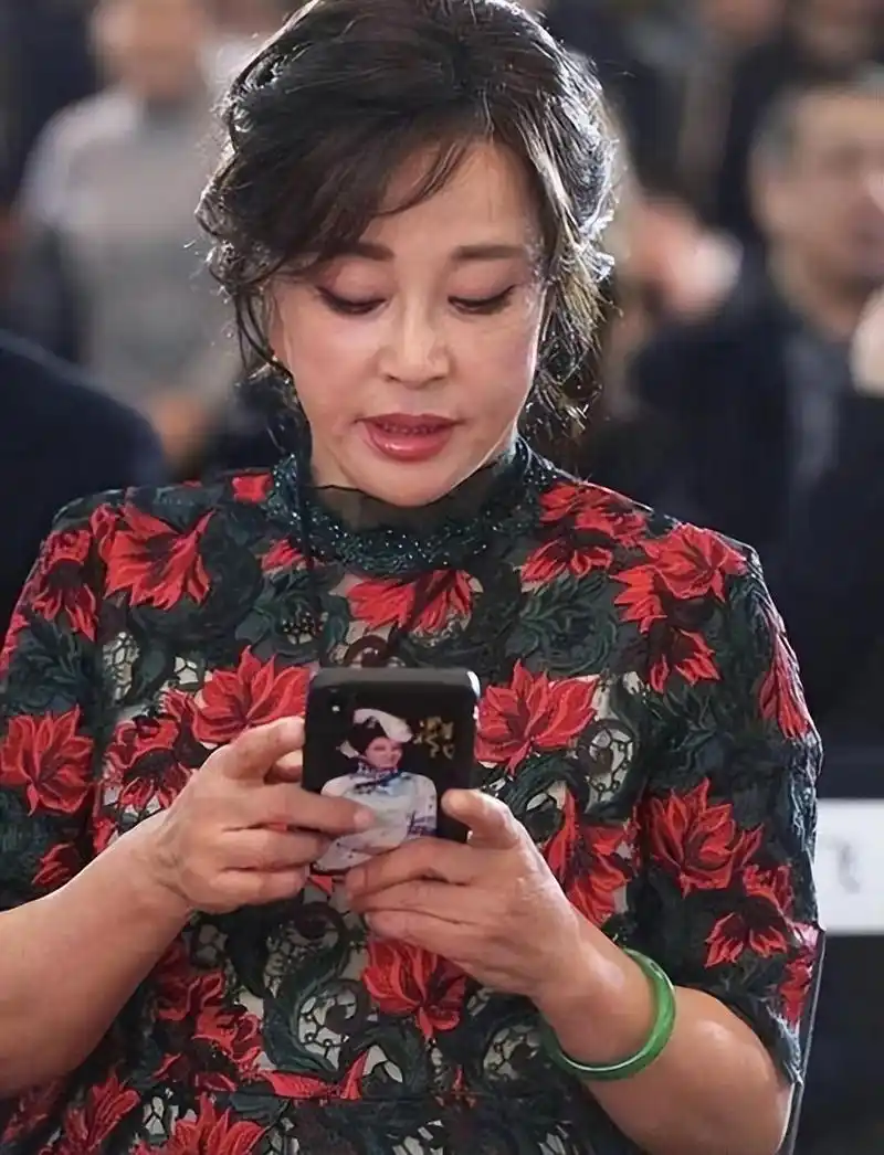 70岁"老丫头"刘晓庆近照吓坏全网!网友:这是画皮,还是妖怪?