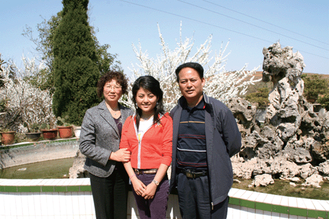 记中国人民解放军总政歌舞团毕节籍歌唱演员阿鲁阿卓