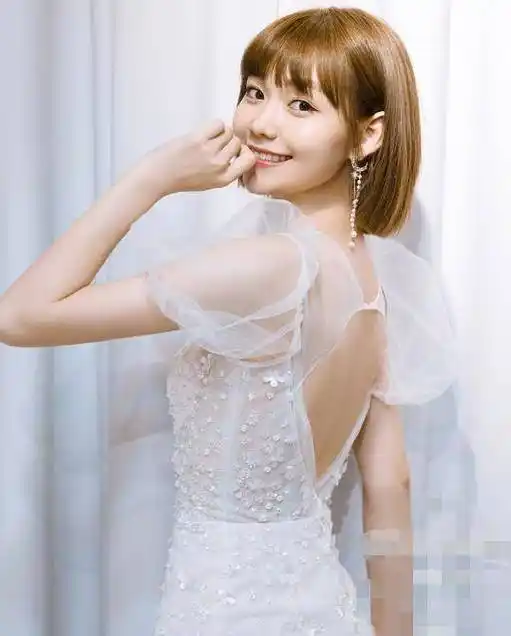 原创火箭少女穿婚纱孟美岐气质复古吴宣仪美成仙女就杨超越风格大变