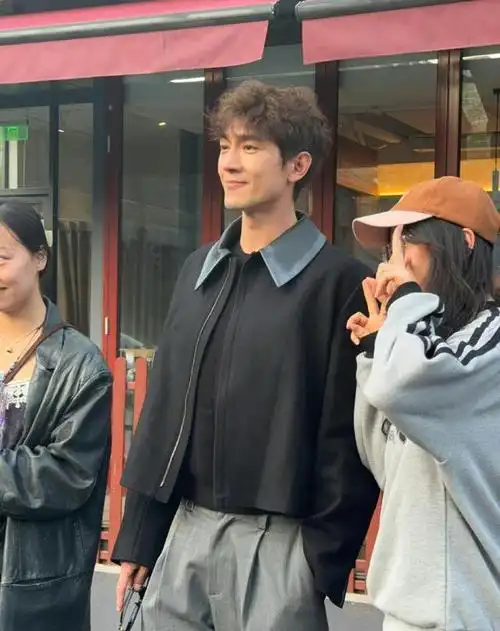 36岁林更新瘦脱相深泪沟大眼袋歪嘴一笑被批像老太太