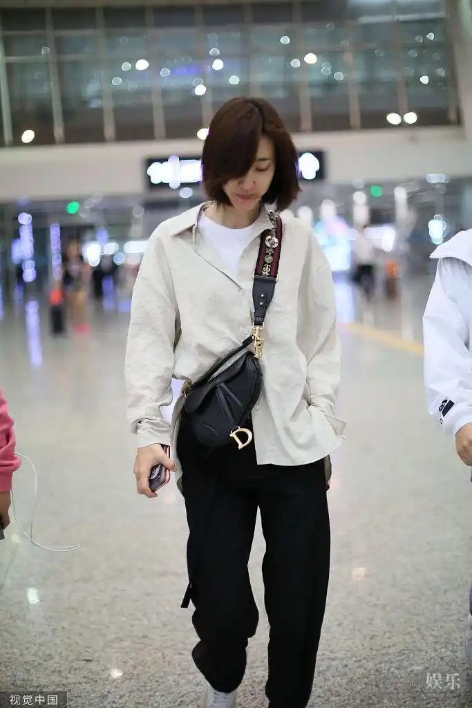 王丽坤素颜亮相机场 搭助理肩头无星架